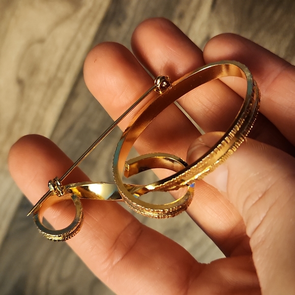 Gold Pin - Picture 7 of 8